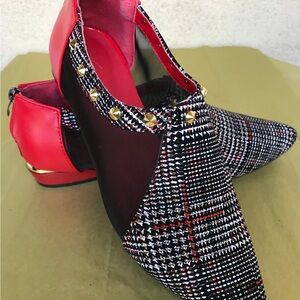LANGMANTANGE. 
Chic Red and Black Studded Women's Flats